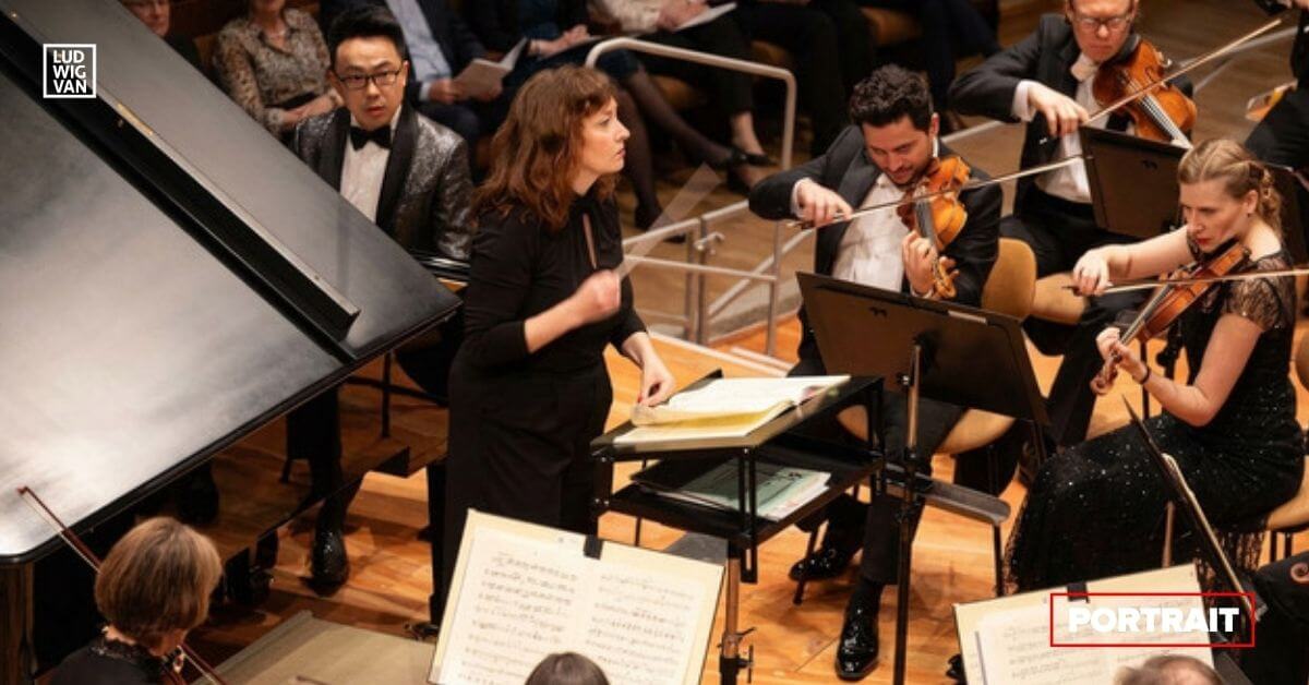 Vanessa Chartrand dirigeant l'Orchestre symphonique de Berlin le 12 avril 2026 à la Philharmonie de Berlin. (Photo : Scala Arts)
