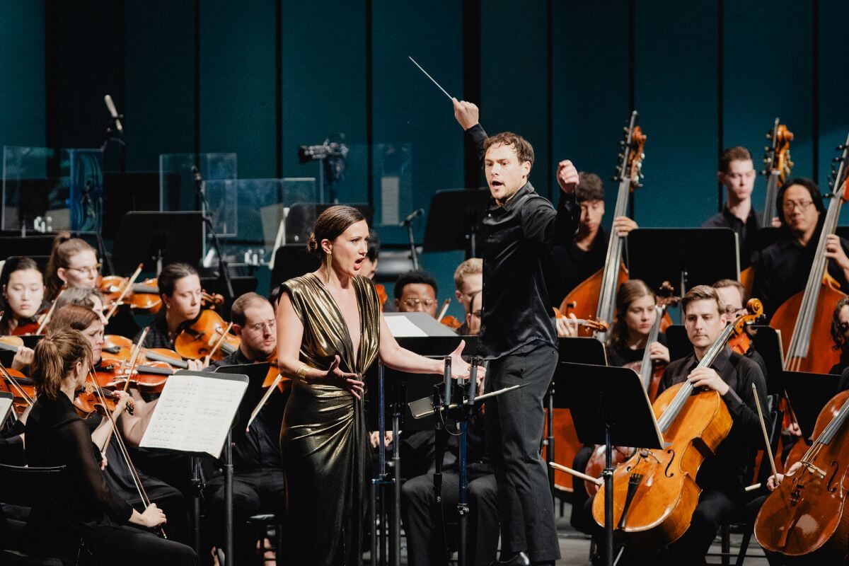 Julie Fuchs était l'invitée de l'Orchestre de l'Agora, sous la direction de Nicolas Ellis, pour Shéhérazade de Ravel à l'amphithéâtre Fernand-Lindsay. (Photo : Gabriel Fournier)