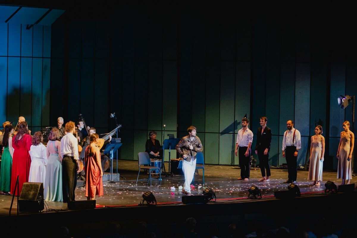 Les Arts florissants et les chanteurs et chanteuses du 12e Jardin des voix sur la scène de l'Amphithéâtre Fernand-Lindsay du Festival de Lanaudière le 11 juillet 2026. (Photo : Gabriel Fournier)