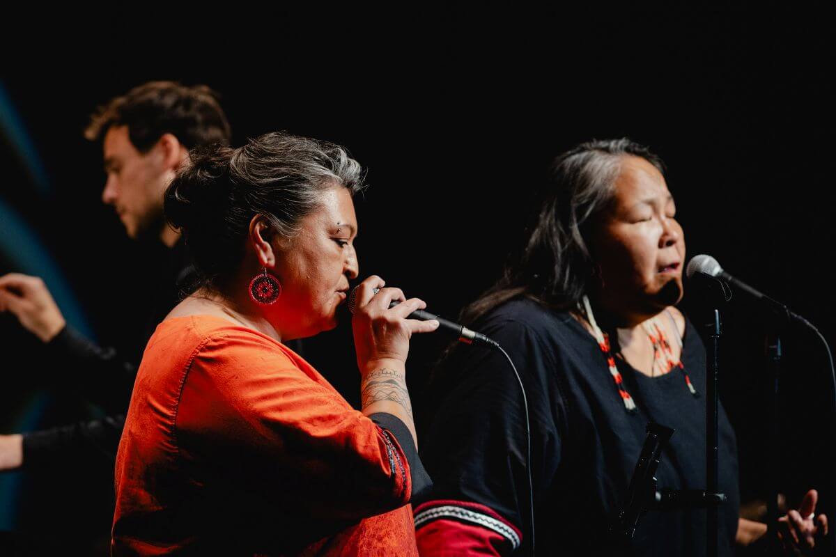 Les chanteuses de gorge Lydia Etok et Nina Segalowitz étaient mises en valeur dans l'oeuvre Chorus Nunavik de Katia Makdissi-Warren. (Photo : Gabriel Fournier)
