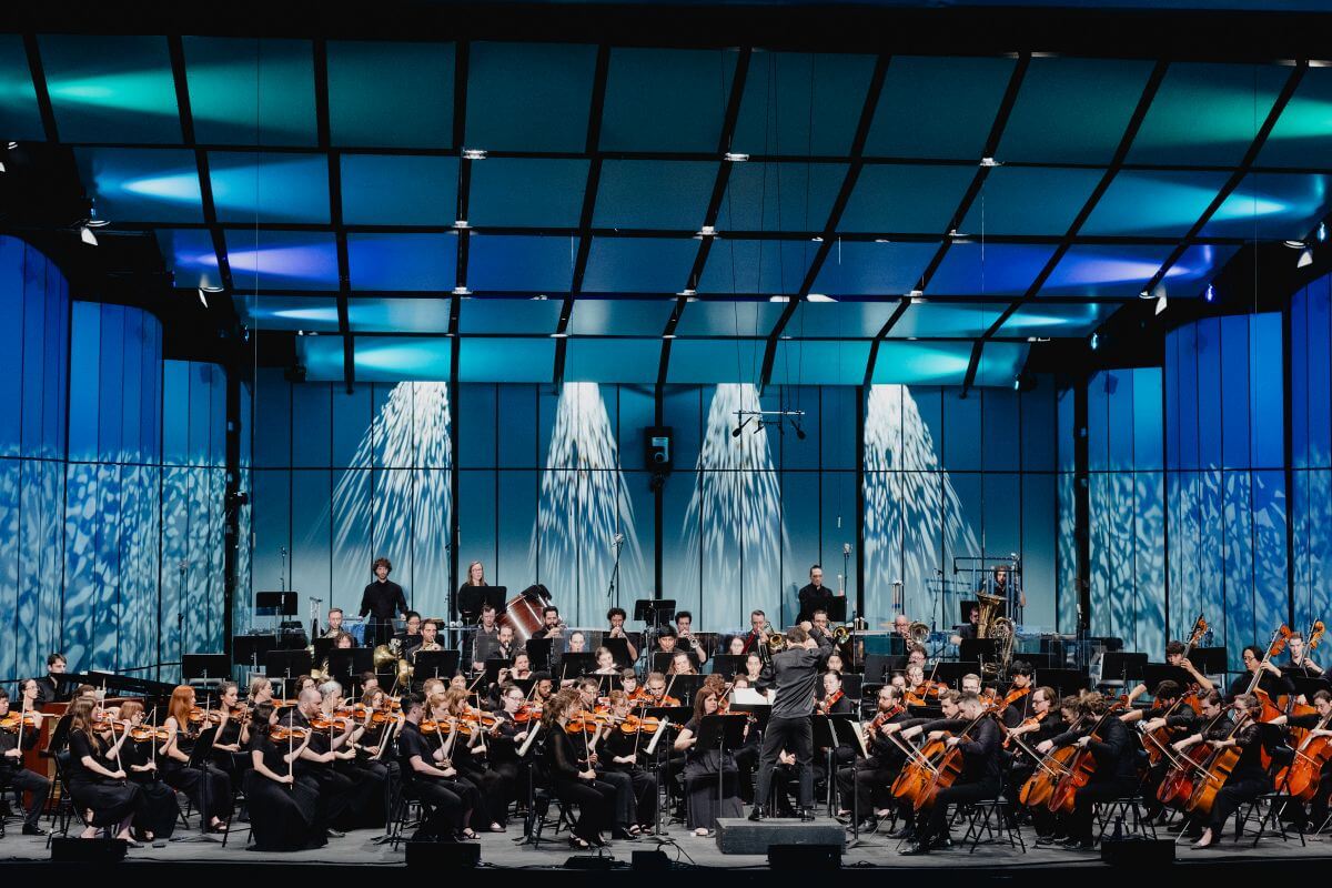 L'Orchestre de l'Agora sur la scène de l'Amphithéâtre Fernand-Lindsay lors du concert d'ouverture du Festival de Lanaudière le 4 juillet. (Photo : Gabriel Fournier)