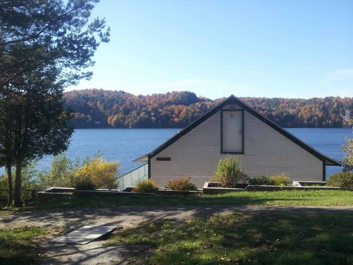 Le Studio Gaby de Cammac, sur les berges du Lac MacDonald. (Photo : Béatrice Cadrin)