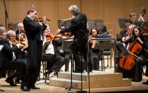 The TSO with Peter Oundjian (conductor) and soloist Jonathan Crow (violin) (Photo: Jag Photography)
