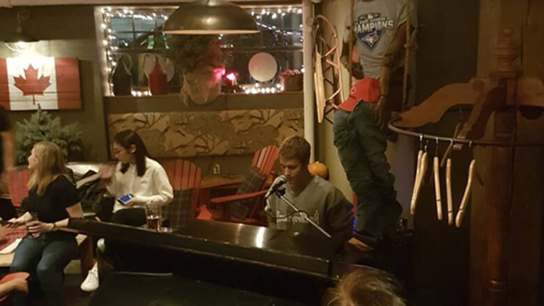 Justin Bieber play Beethoven at Fifth Pubhouse in Toronto.