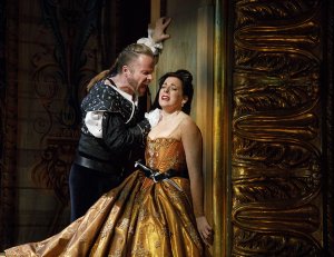 Colin Ainsworth (Jason) and Peggy Kriha Dye (Medea). (Photo by Bruce Zinger)