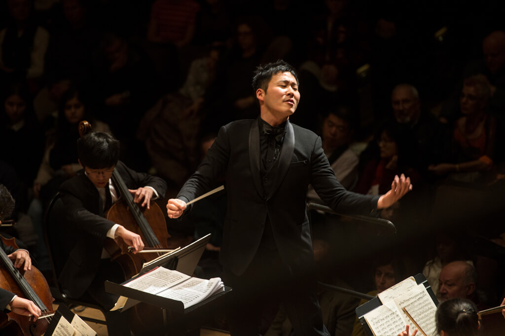 Earl Lee conducts the Toronto Symphony Youth Orchestra (Photo: Jag Gundu)