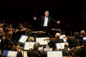 Sir Andrew Davis conducts Sibelius (Photo: Jag Gundu)