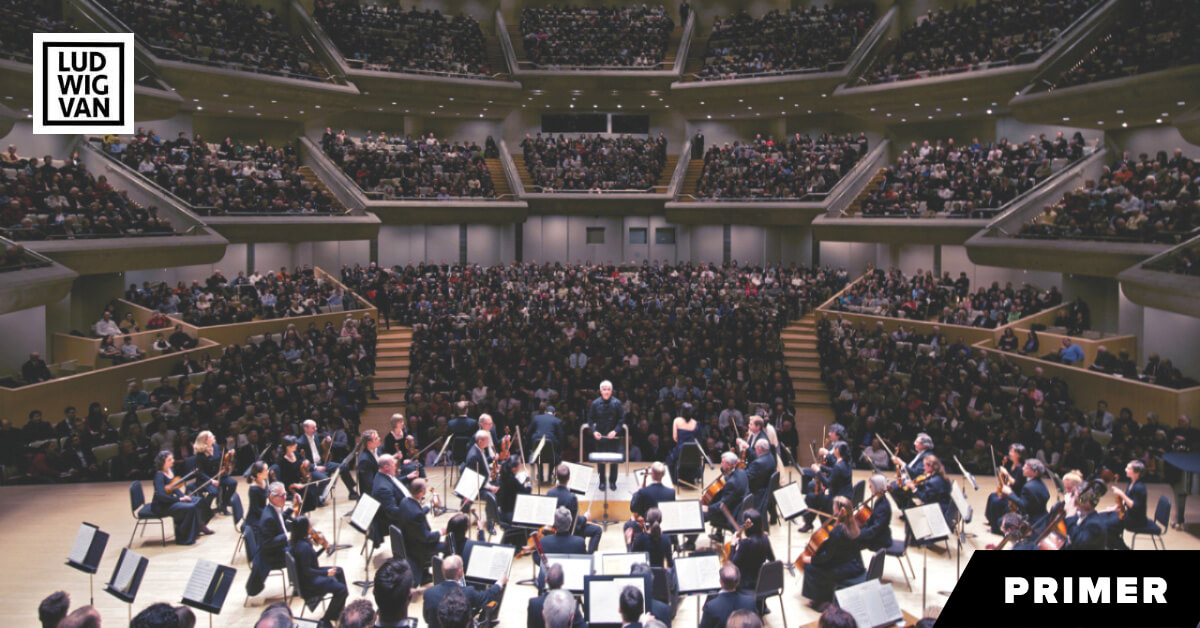 Then-Music Director Peter Oundjian posing with the Toronto Symphony Orchestra in Roy Thomson Hall before a concert on January 18, 2012 (Photo: Creative Commons/Wikipedia)