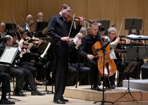 Jonathan Crow plays with the TSO