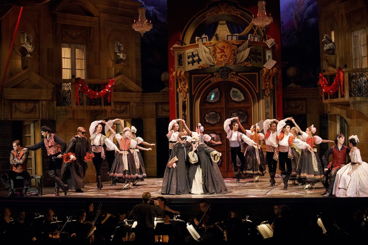 The cast of Opera Atelier’s Don Giovanni with Artists of the Atelier Ballet