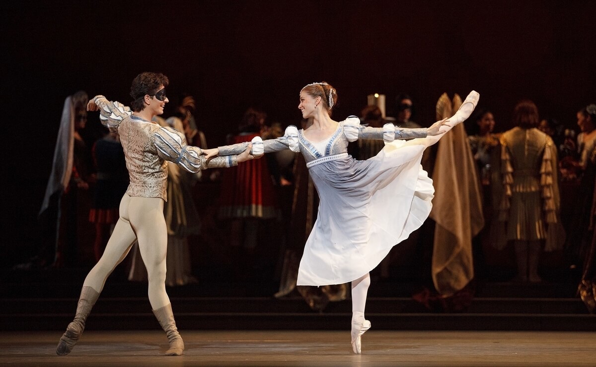 Guillaume Côté and Elena Lobsanova in Romeo and Juliet (Photo: Bruce Zinger)