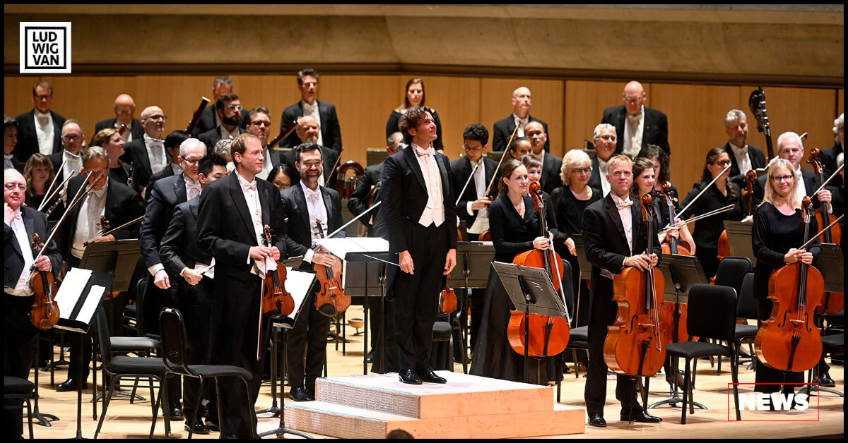 TSO Music Director Gustavo Gimeno and the Toronto Symphony Orchestra (Photo: Jag Gundu)