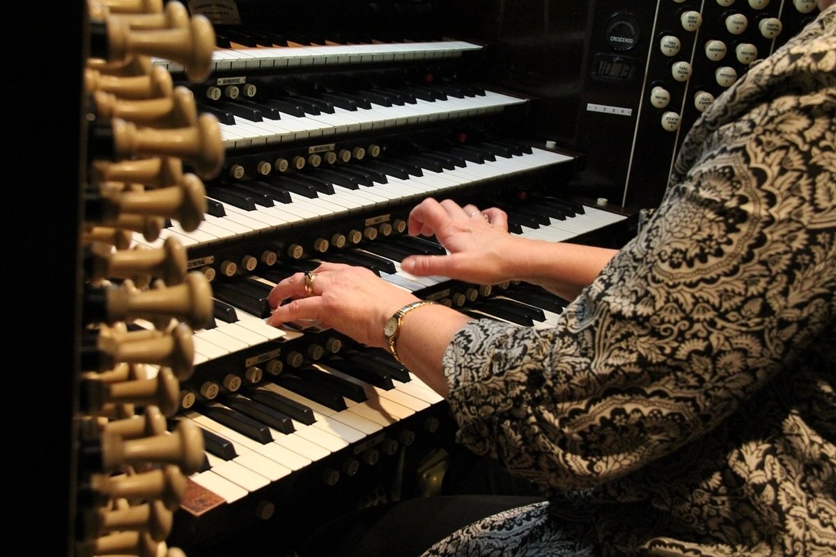 Patricia Wright at the Metropolitan United pipe organ
