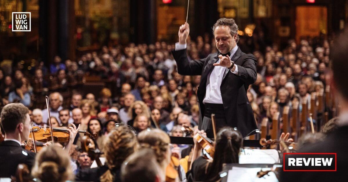 Sascha Goetzel conducts the National Youth Orchestra of Canada (Image courtesy of the NYOC)