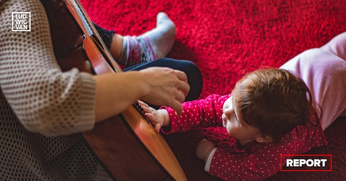 Image of mother playing guitar with toddler by Renáta Adrienn Uri (CC0C/Pixabay) 
