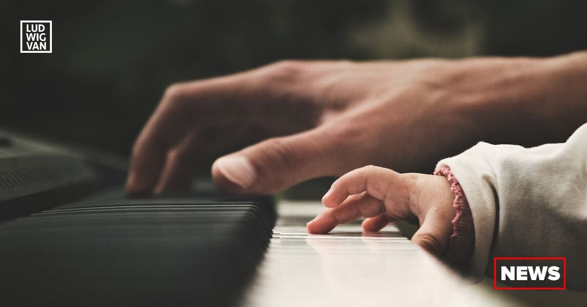 Hands at a piano - Image by StockSnap (CC0/Pixabay)