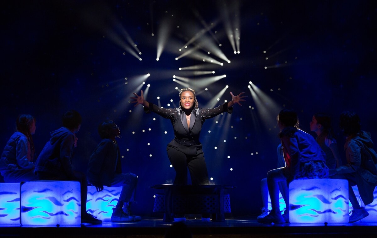 Vanessa Fisher (The Narrator) and the company (Photo: Cylla von Tiedemann)