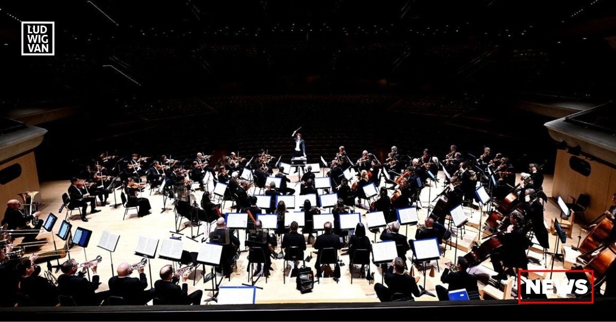 The Toronto Symphony Orchestra with Maestro Gustavo Gimeno (Photo: Jag Gundu)