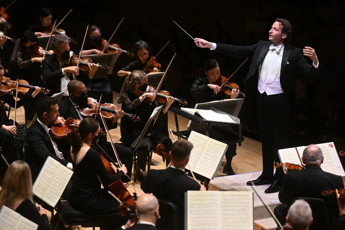The Toronto Symphony Orchestra with Maestro Gustavo Gimeno (Photo: Jag Gundu)