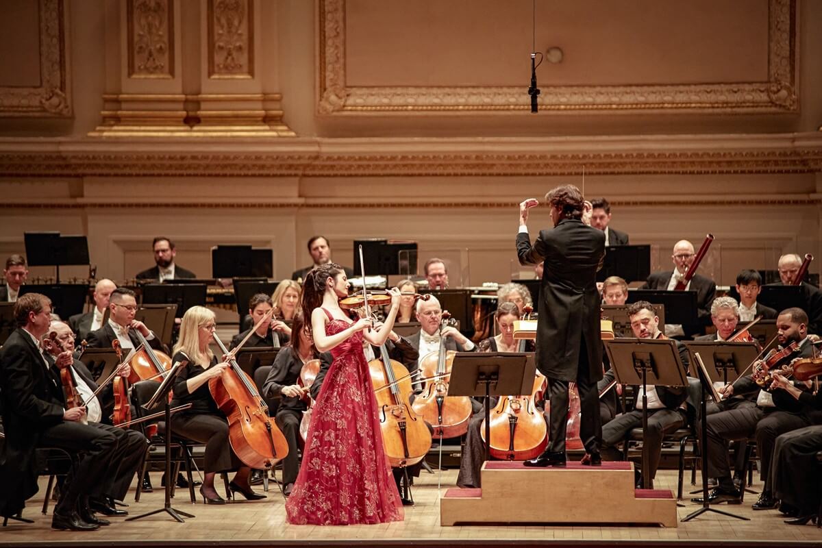 Gustavo Gimeno conducts the Toronto Symphony Orchestra with violinist María Dueñas at New York's Carnegie Hall (Photo: Nadia Quinn)