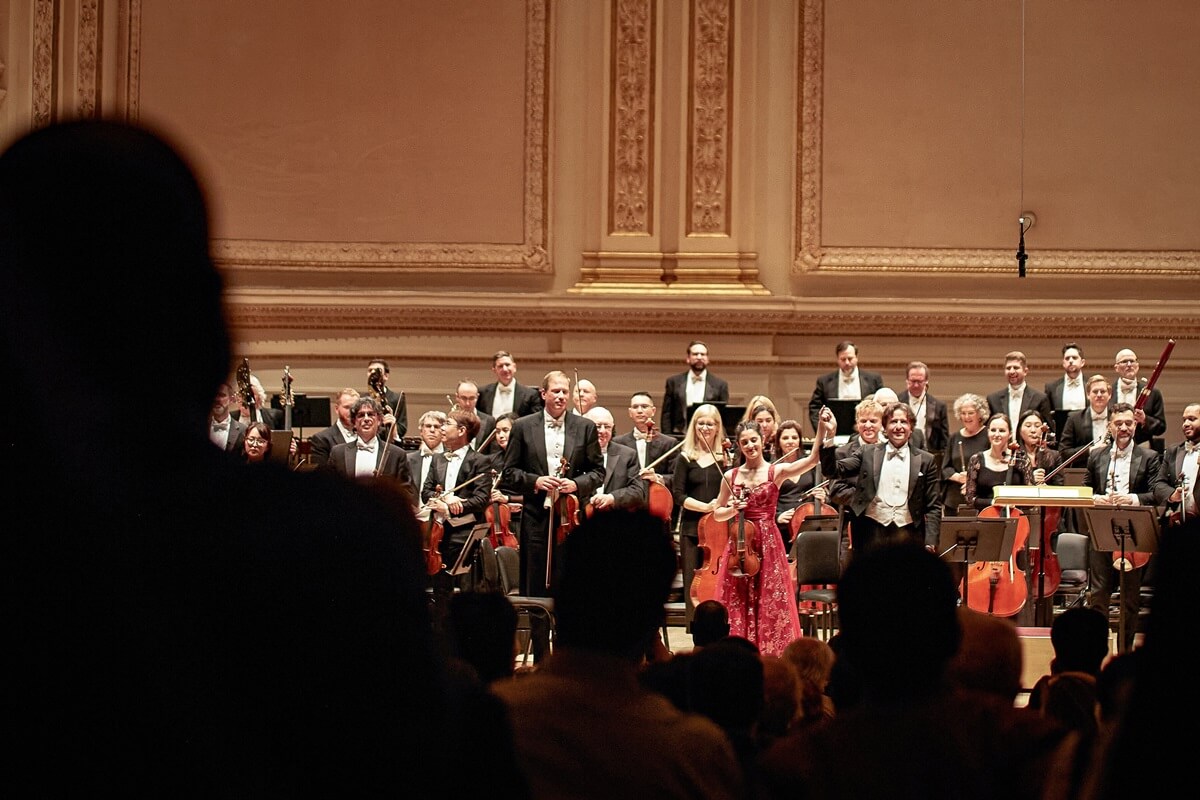 Maestro Gustavo Gimeno, the Toronto Symphony Orchestra and violinist María Dueñas face the applause at New York's Carnegie Hall (Photo: Nadia Quinn)