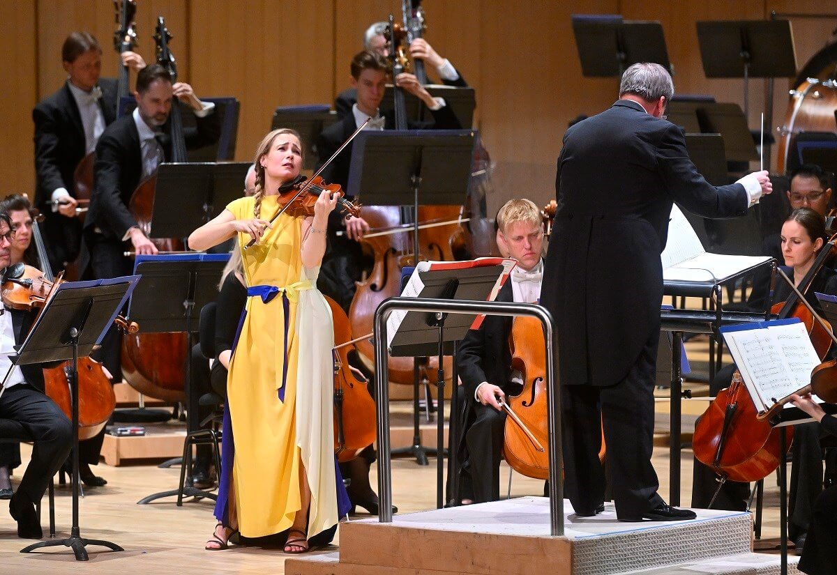 Leila Josefowicz performs with the Toronto Symphony Orchestra (Photo: Jag Gundu)