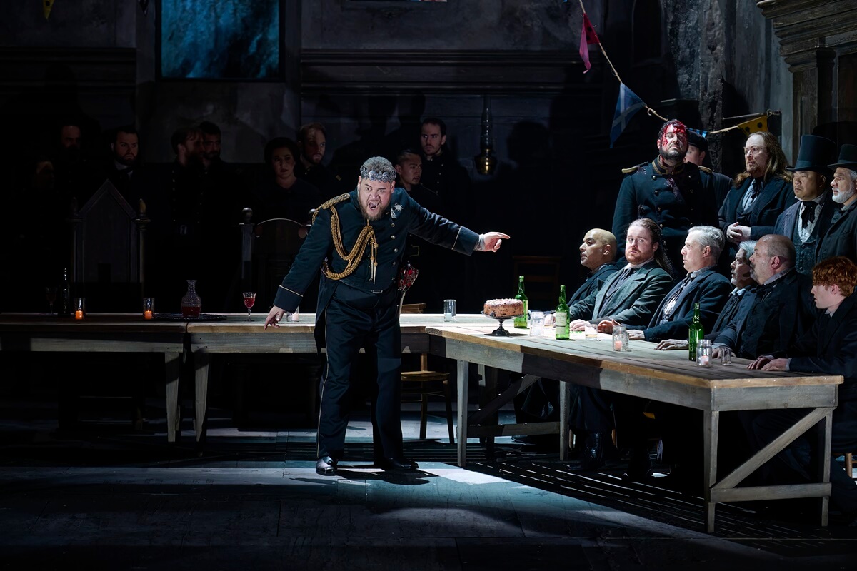 (l-r) Quinn Kelsey as Macbeth and Önay Köse as Banquo (covered in blood) as Lady Macbeth in the Canadian Opera Company’s new production of Macbeth, 2023 (Photo: Michael Cooper)