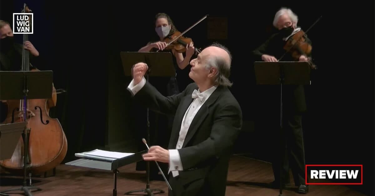 Nurhan Arman conducts Sinfonia Toronto (Photo courtesy of Sinfonia Toronto)