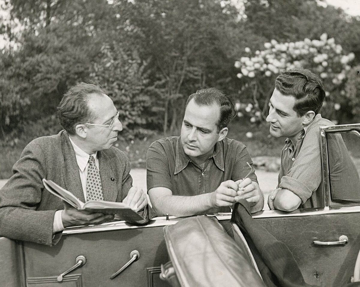 Aaron Copland avec Samuel Barber et Gian-Carlo Menotti, Bernardsville, NJ en 1945 (Photo : Victor Kraft, Bibliothèque du Congrès