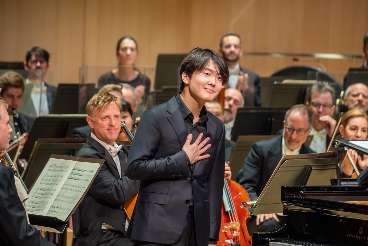 Seong-Jin Cho takes a bow with the Toronto Symphony Orchestra (Photo: Allan Cabral) 