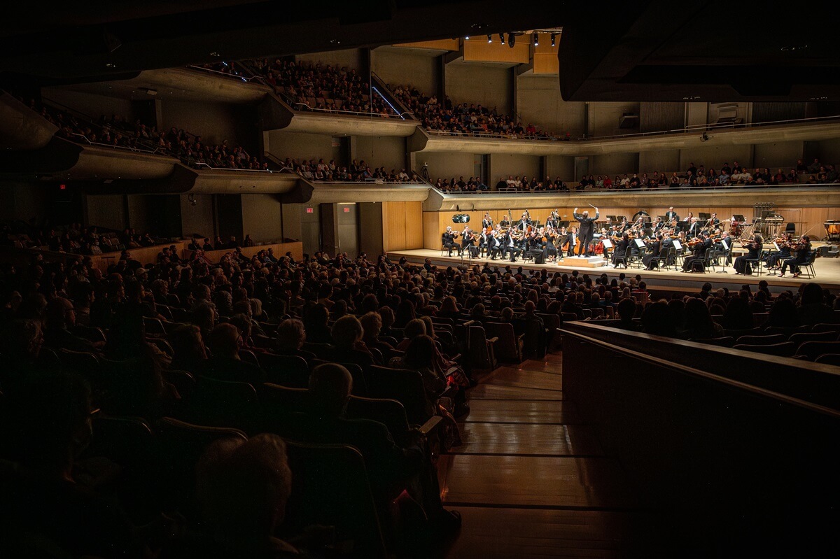 The crowd watches the TSO on October 25, 2023 (Photo: Allan Cabral)