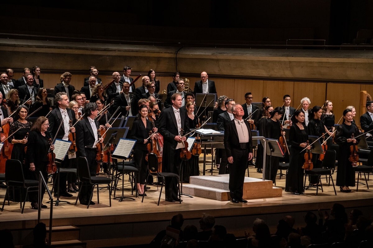 David Robertson conducts the TSO (Photo: Stelth Ng)