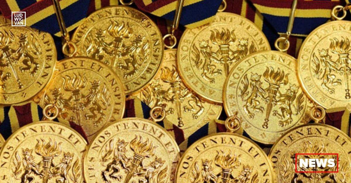Medallions struck by the Royal Canadian Mint. (Photo: Sgt. Ronald Duschesne, Rideau Hall)