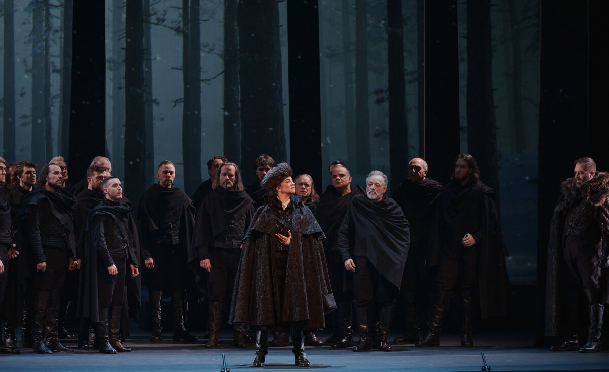 Joyce El-Khoury as Christine (centre) in La Reine-garçon, Opéra de Montréal, 2024, (Photo: Vivien Gaumand)