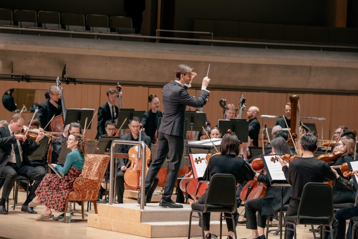Trevor Wilson, TSO RBC Resident Conductor, conducts the Toronto Symphony Orchestra as Ramona Gilmour-Darling narrates Dan Brown’s Wild Symphony (Photo: Marzieh Miri)