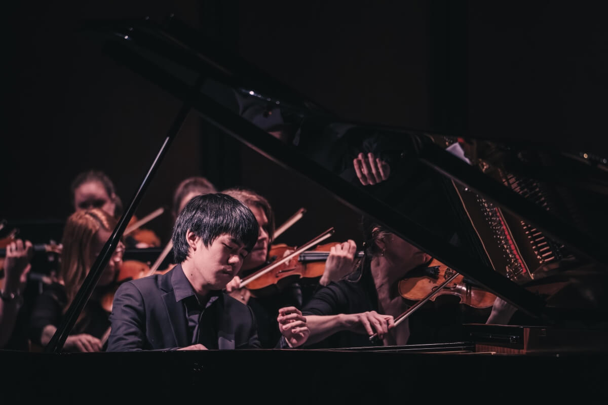 Pianist Kevin Chen performs with the National Arts Centre Orchestra, Orchestre symphonique de Québec (OSQ), and the Toronto Mendelssohn Choir with conductor Alexander Shelley at the Grand Théâtre de Québec (Photo: Greggory Clark)