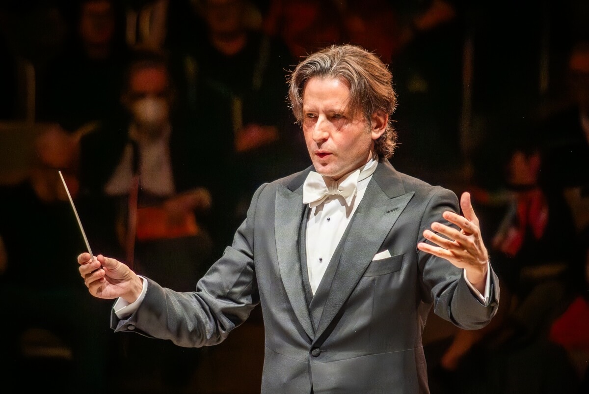 Gustavo Gimeno conducts the Toronto Symphony Orchestra on April 3, 2024 (Photo: Allan Cabral)