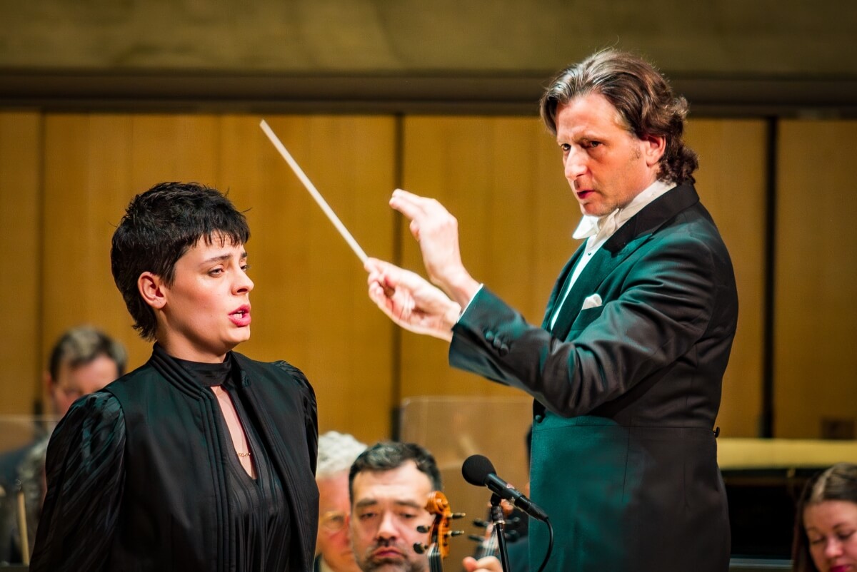 Conductor Gustavo Gimeno and mezzo-soprano Emily D’Angelo with the Toronto Symphony Orchestra (Photo: Allan Cabral)
