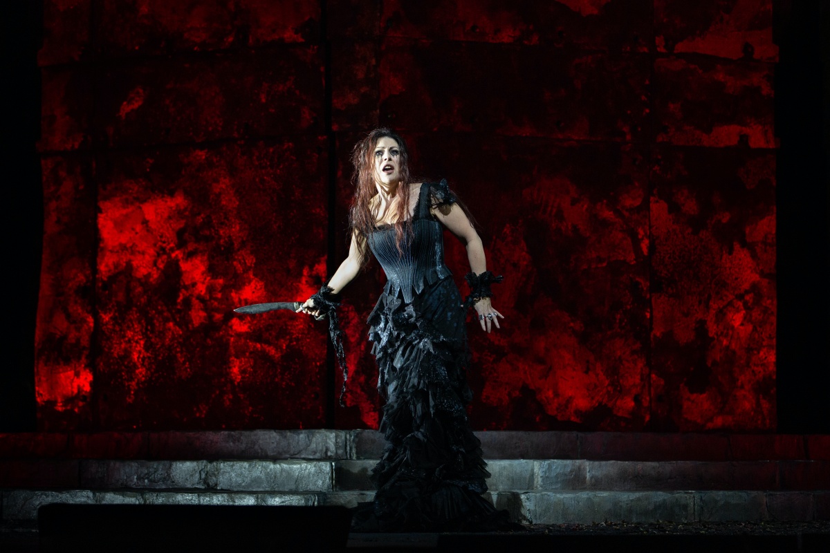 Sondra Radvonovsky as Medea (Photo: Marty Sohl, courtesy of Met Opera)
