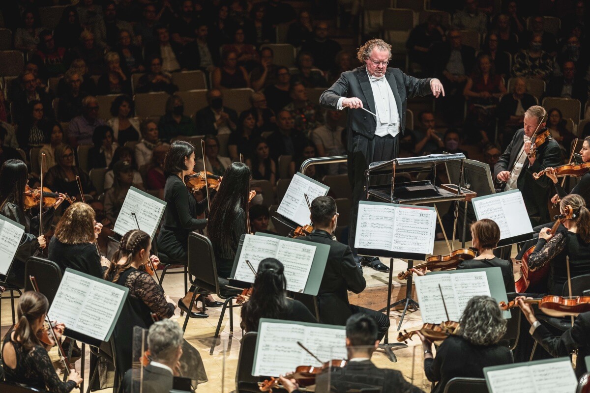 Stéphane Denève conducts the Toronto Symphony Orchestra (Photo: Jae Yang)