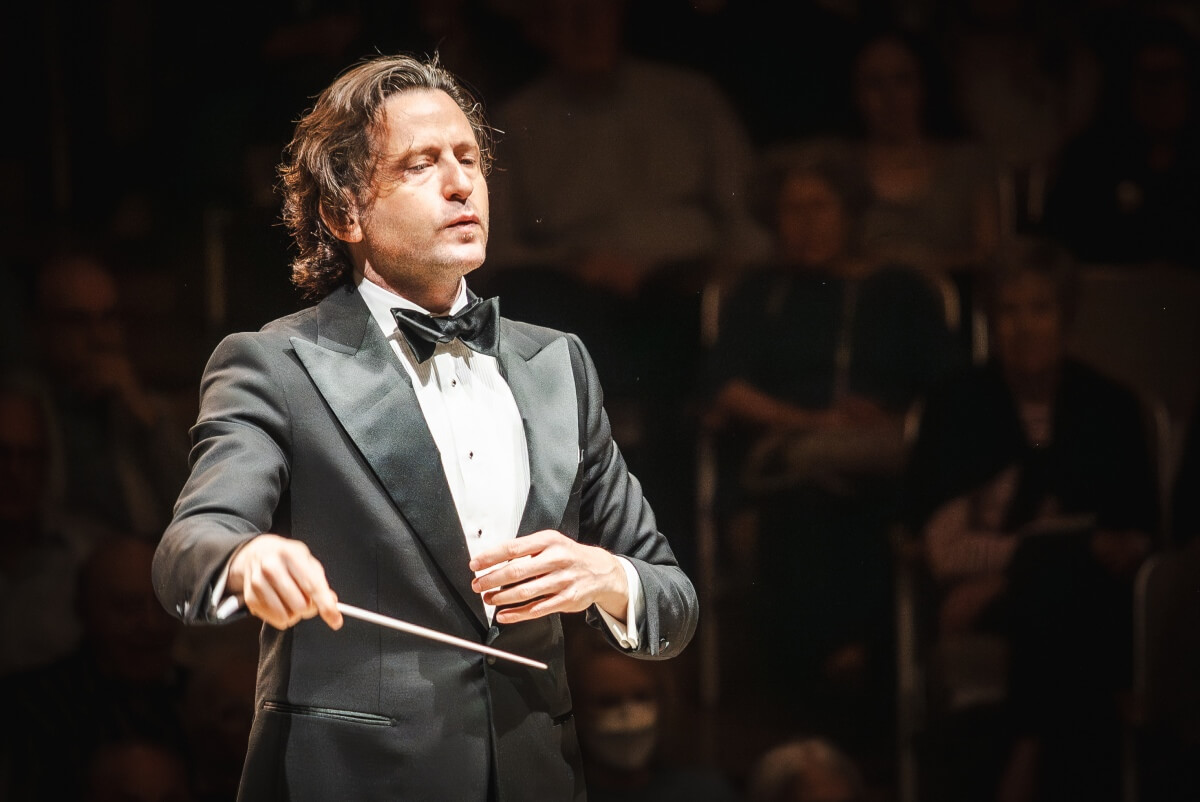 Maestro Gustavo Gimeno (Photo: Allan Cabral)