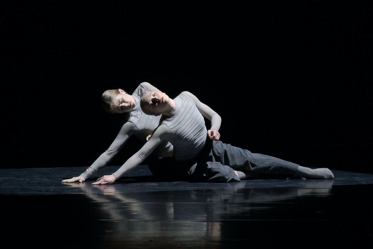 FFDN 2024, dancers Heather Ogden and Emma Ouellett of the National Ballet of Canada in island (Photo: Karoline Kuras)