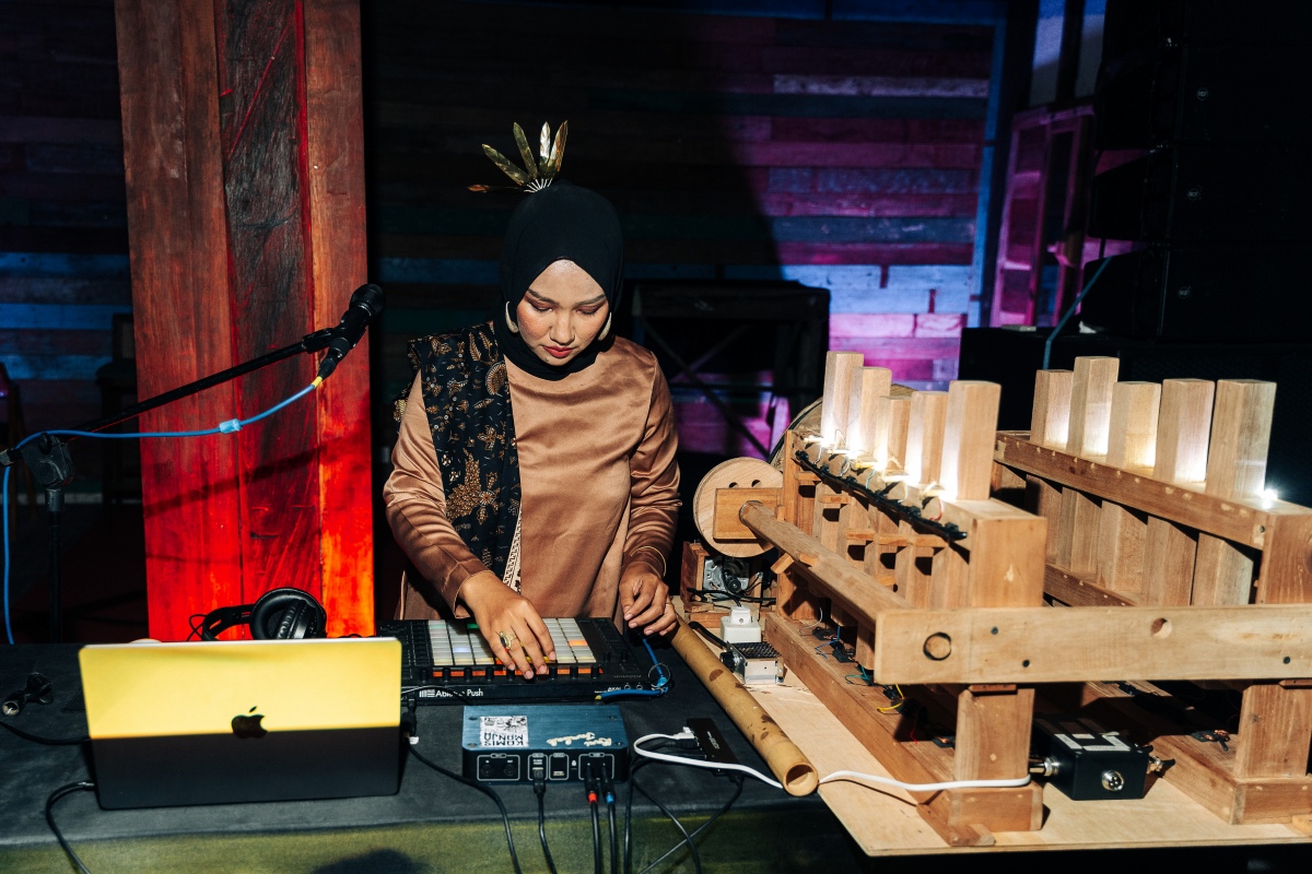 Rani Jambak in performance (Photo courtesy of the artist)