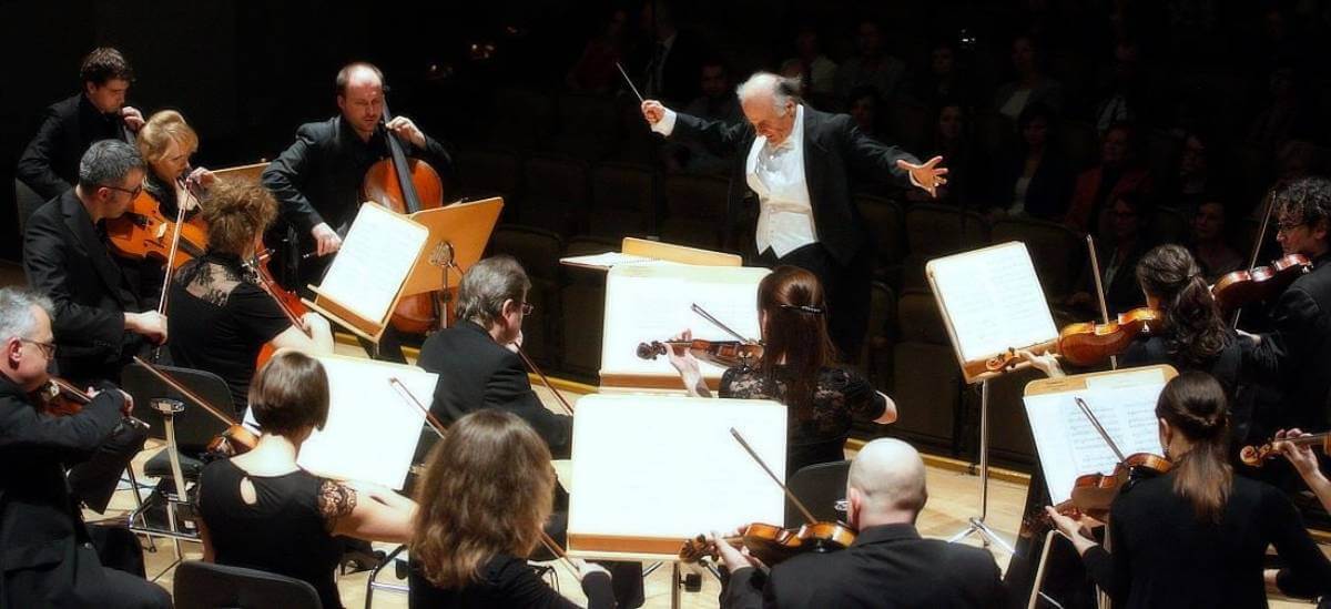 Sinfonia Toronto with conductor Nurhan Arman (Photo courtesy of Sinfonia Toronto)