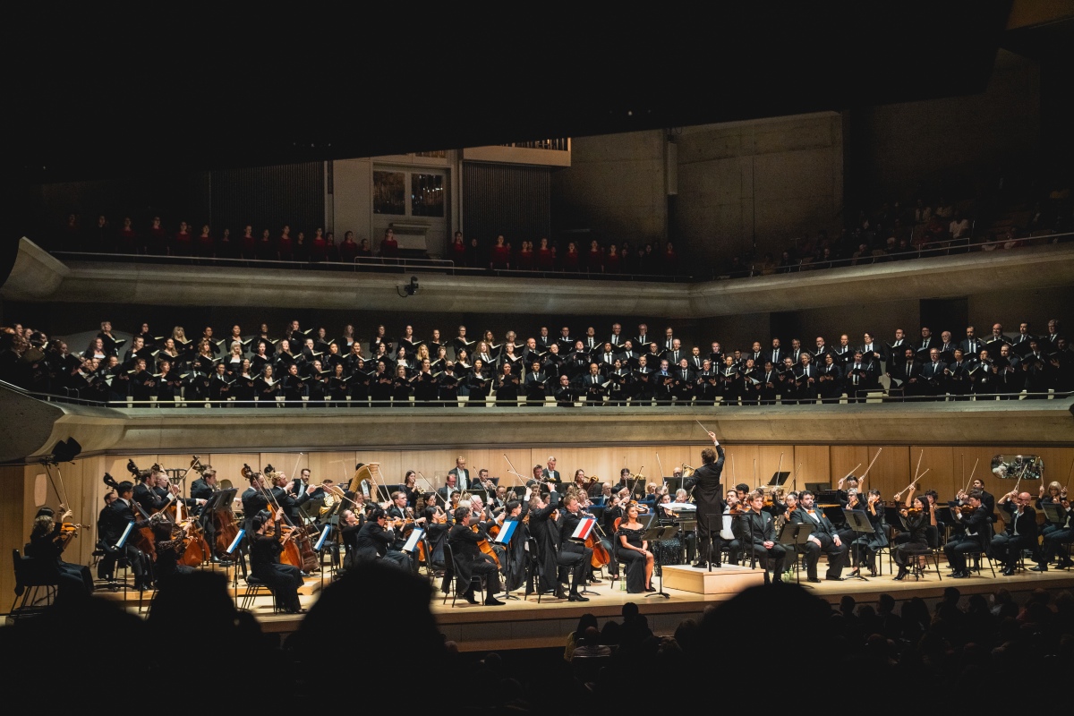 Gustavo Gimeno conducts the Toronto Symphony Orchestra, soloists, Toronto Mendelssohn Choir and Toronto Children's Chorus in Orff's Carmina Burana (Photo: Allan Cabral/Courtesy of the Toronto Symphony Orchestra)