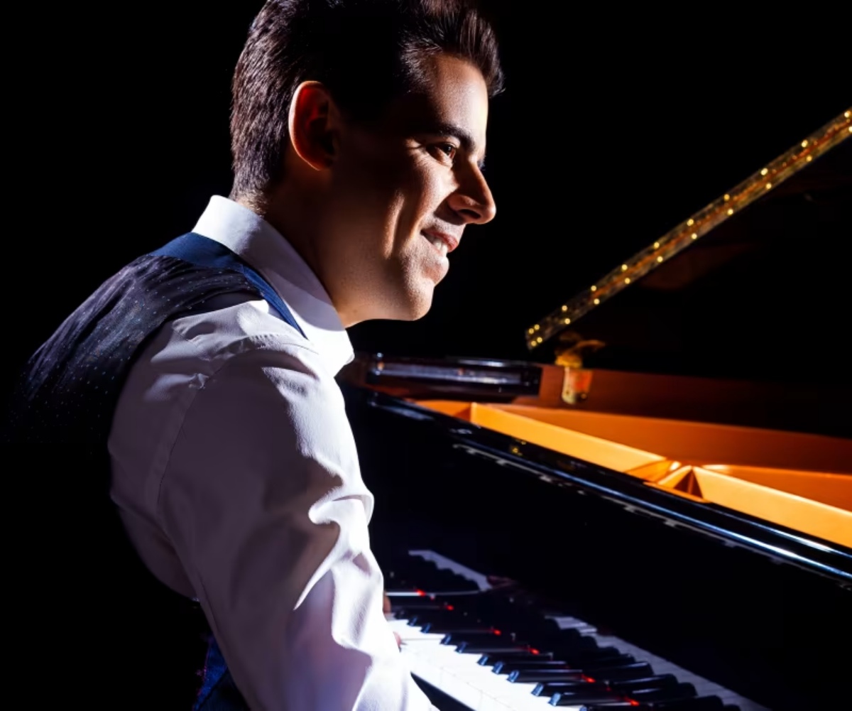 Singer, pianist, and composer Tony DeSare