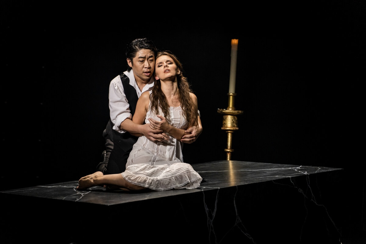 Sehoon Moon as Roméo and Kseniia Proshina as Juliette in Roméo et Juliette, Malmö Opera, 2022(Photo: © Jonas Persson)