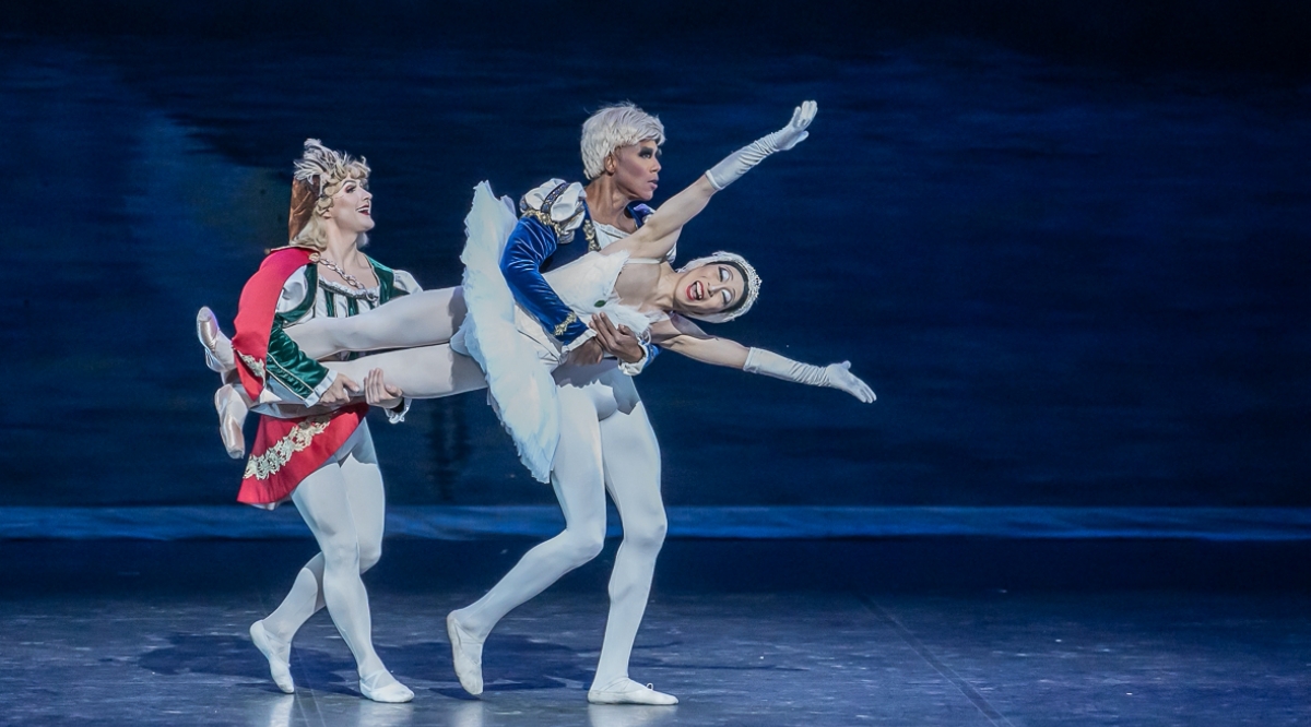 Les Ballet Trockadero de Monte Carlo, LBT Swan Lake Trio Swimming (Photo: Giovanni Daniotti)