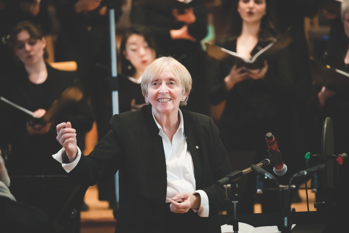 Lydia Adams conducts the Elmer Iseler Singers (Photo: Bo Huang)