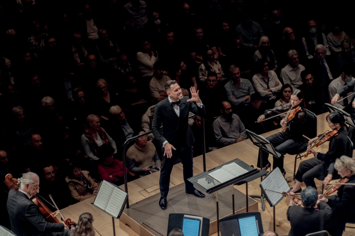 Jean-Sébastien Vallée conducts the Toronto Mendelssohn Choir and members of the Kitchener-Waterloo Symphony Orchestra in Brahms’ German Requiem (Photo: Jae Yang)